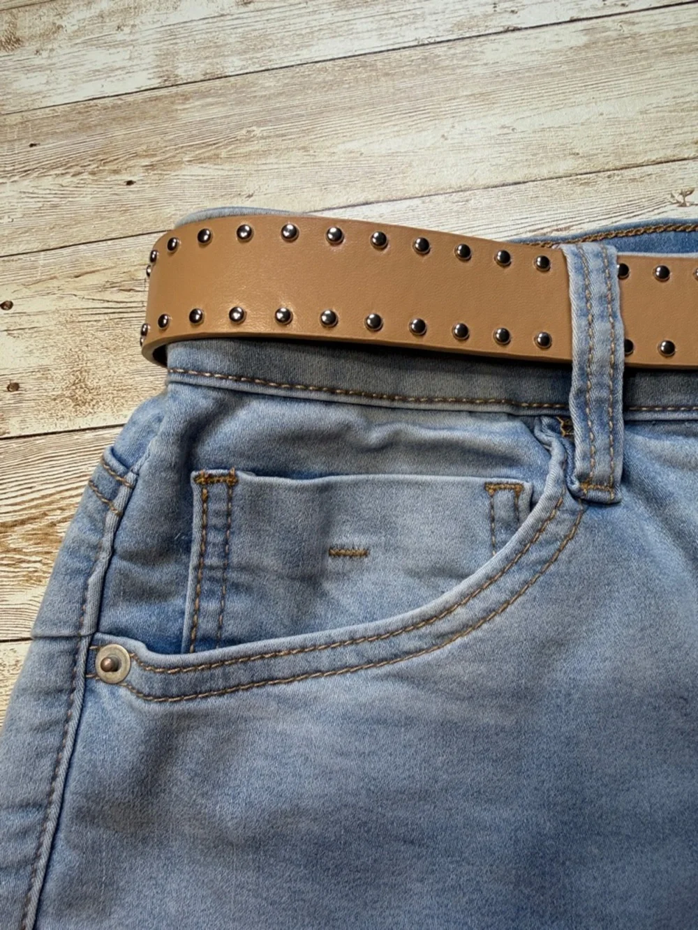 Dollhouse Curvy Light Blue Denim Shorts Tan Studded Belt size 7/8 Waist 28 NEW - Picture 3 of 14